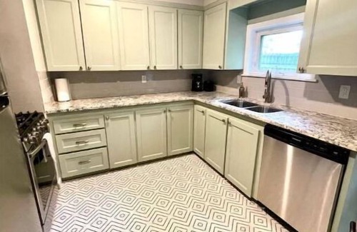 Bentonville - Fayetteville Casa | Just like HOME! Comfy KING bed, REMODELED! CLEAN!