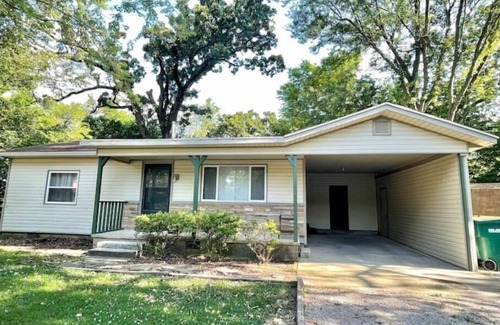 Bentonville - Fayetteville Casa | Just like HOME! Comfy KING bed, REMODELED! CLEAN!