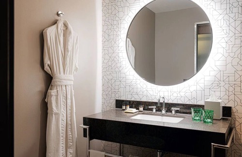 East Central Park Hotel | Just Minutes to Orlando Tree Trek Adventure Park! Swimming Pool, Parking!