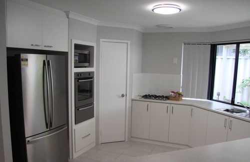 Warnbro Casa | Just minutes walk to beach