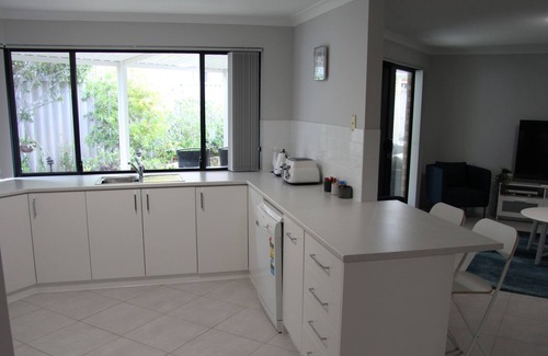 Warnbro Casa | Just minutes walk to beach