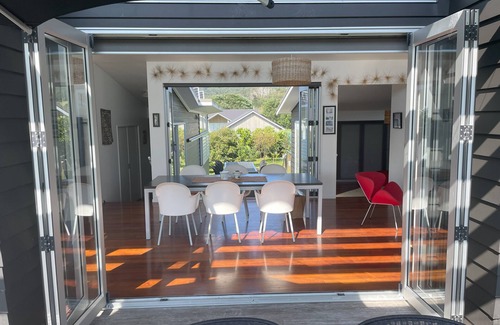 Tryphena Casa | Just ONE Minute TO Medlands Beach