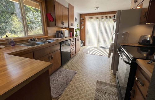 Eugene Casa | Just shy of 9 acres of nature located only a couple minutes from the city.