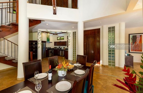Dominical Casa | Villa Central a pasos de la playa, la selva y el océano