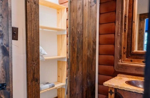 Granbury Cabina | Just Updated! Large Cabin on 4 Acres Near Granbury
