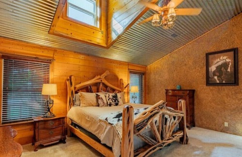 Granbury Cabina | Just Updated! Large Cabin on 4 Acres Near Granbury