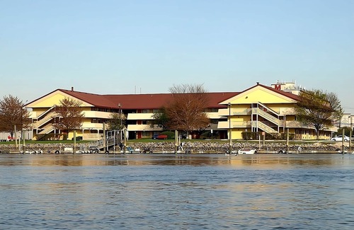 Secaucus Casa | Just What You Were Looking For! Great Amenities, Near Riverview Park, Cycling