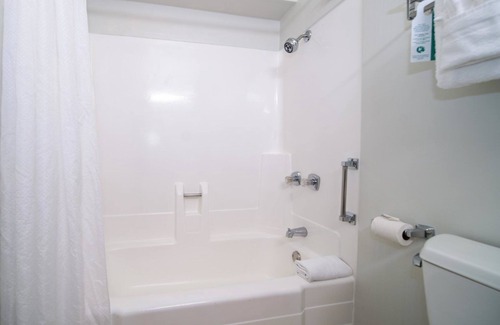 Kahului Hotel | Just What You Were Looking For! 3 Great Units, Steps to Ho’aloha Park Beach!
