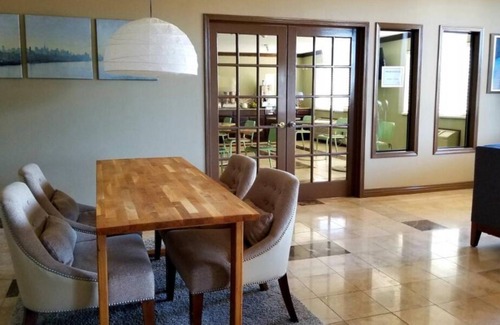 Castle Rock Casa | Just What You Were Looking For! 4 Sleek Units, Free Breakfast, Free Parking