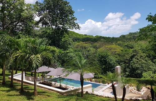 Pinilla Casa | Kélia: fusión de autenticidad y modernidad en el corazón de la exuberante naturaleza.