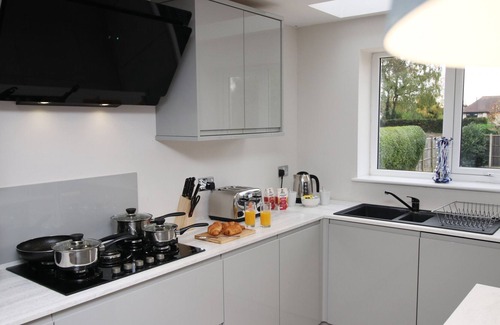 Cannock Casa | K Suites - Lovely 5-Bedroom House w/ free Wi-Fi