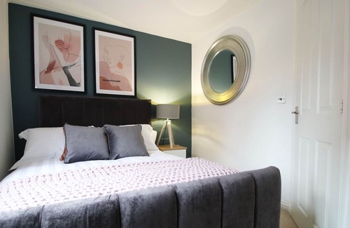 Penylan Casa | K Suites - Spacious 4 bed House w/ free parking