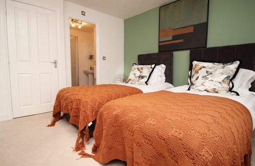 Penylan Casa | K Suites - Spacious 4 bed House w/ free parking