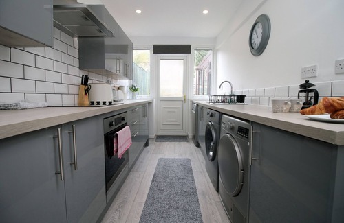 Pontypridd Casa | K Suites - Stylish 3 Bedroom House w/ free Wi-Fi
