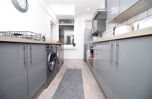 Pontypridd Casa | K Suites - Stylish 3 Bedroom House w/ free Wi-Fi