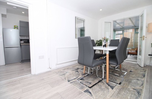 Pontypridd Casa | K Suites - Stylish 3 Bedroom House w/ free Wi-Fi