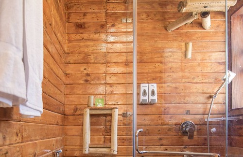 Gagar Chalet De Esquí | Kaath Maati-Luxurious woodem two storied Treehouse in the lap of nature