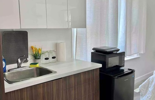 London Casa | Kaato's Nest - King Bed - Built-in speakers!