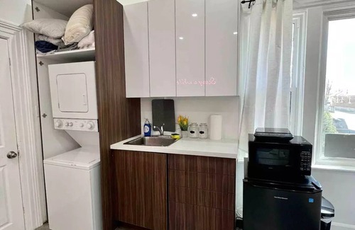 London Casa | Kaato's Nest - King Bed - Built-in speakers!