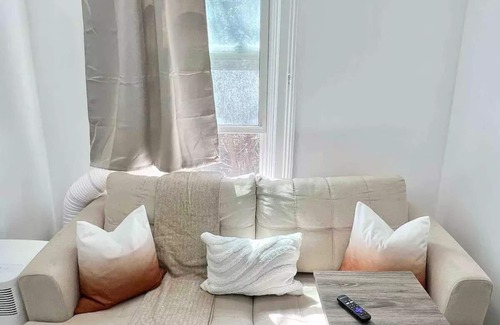 London Casa | Kaato's Nest - King Bed - Built-in speakers!