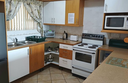 Kleinmond Apartamento | KABELJOU 1 : 2 bedr/2 bathr, BBQ. Panoramic view. Near beach + shopping center.