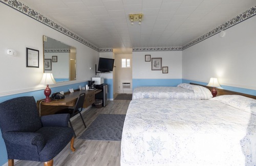 Frontier Casa | KABINO: Fossil Butte Motel #01 2QueenBeds A/C Mini Fridge Microwave Cable Wifi
