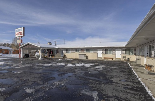 Frontier Casa | KABINO: Fossil Butte Motel #07 King A/C Mini Fridge Microwave Cable Wifi