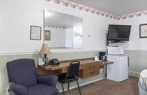 Frontier Casa | KABINO: Fossil Butte Motel #14 King A/C Mini Fridge Microwave Cable Wifi