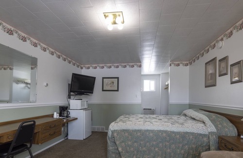 Frontier Casa | KABINO: Fossil Butte Motel #14 King A/C Mini Fridge Microwave Cable Wifi