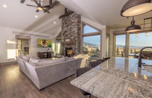 Star Valley Ranch Casa | KABINO NEW Huge Views Garage Gym Room Fishing Snowmobile