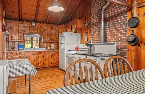 Rangeley Casa | Kadel: esta casa de troncos de Maine en el lago Mooselookmeguntic está llena de encanto rústico