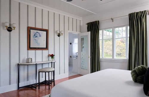 Wailuku Cama Y Desayuno | Kahili Suite - Historic charm meets Luxury