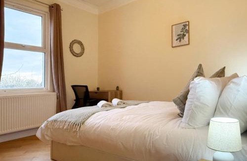 Finchley Church End Apartamento | Kai's Place in Finchley - 3 Double Beds, Ideal for Families