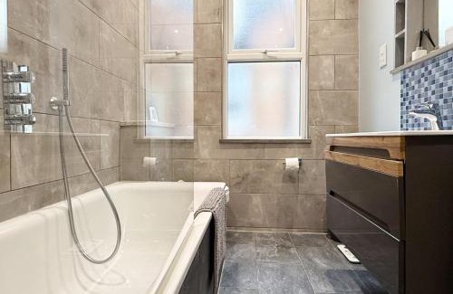 Finchley Church End Apartamento | Kai's Place in Finchley - 3 Double Beds, Ideal for Families