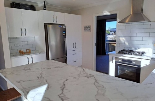 Taupo Casa | Casa de vacaciones para familias. Cerca de la ciudad, incluye Wi-Fi, Sky y permite mascotas.
