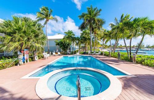 Rum Point Apartamento | Kailua - Modern Waterfront Condo with Shared Pool and Hot Tub, Short Walk to the Kaibo