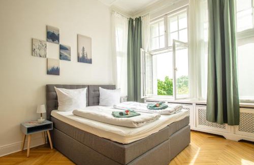 Charlottenburg Apartamento | KAISER 02 by ROCKCHAIR Apartments l SUPERHOST Status l 3 Bedrooms Boxspringbeds 2 Bathrooms l Cozy Family & Business Flair 155 sqm 3 Balcony 2nd Floor Elevator up to 10 guests welcomes you!