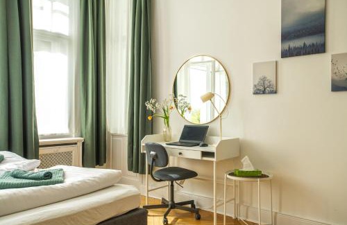Charlottenburg Apartamento | KAISER 02 by ROCKCHAIR Apartments l SUPERHOST Status l 3 Bedrooms Boxspringbeds 2 Bathrooms l Cozy Family & Business Flair 155 sqm 3 Balcony 2nd Floor Elevator up to 10 guests welcomes you!