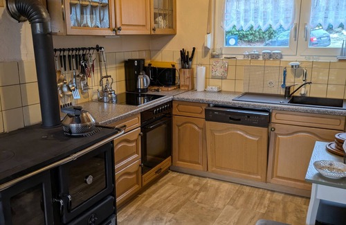 Hallenberg Apartamento | Kaisers Bauernstube con dos dormitorios y una sala de estar.