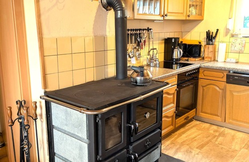 Hallenberg Apartamento | Kaisers Bauernstube con dos dormitorios y una sala de estar.