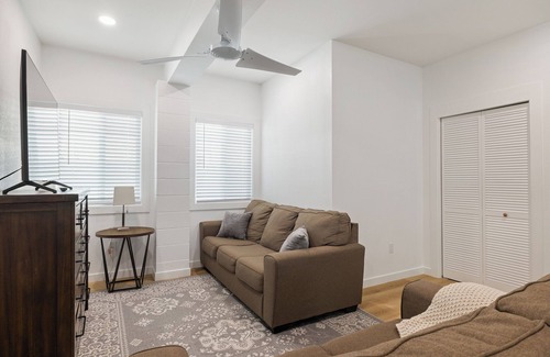 Punaluu Casa | Kalae Villas ~5 min walk to Beach, A/C, New Remodel