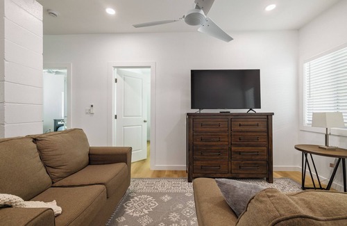 Punaluu Casa | Kalae Villas ~5 min walk to Beach, A/C, New Remodel
