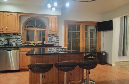 Pocono Summit Casa | KALAHARI, CAMELBACK-enjoy all seasons with a HOT TUB, pool, fire pit & game room