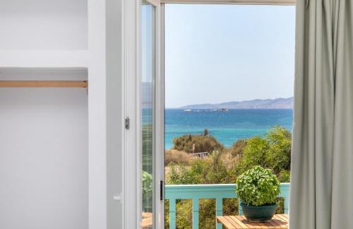 Plaka Apartamento | Kalais Beachfront Suites with Sea & Sunset Views, Bus stop Outside, 12min Drive from Town, Free Beach Chairs