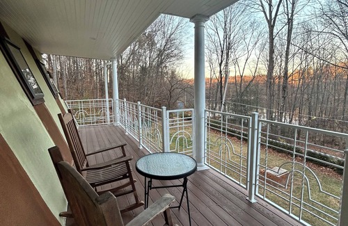 Stroudsburg Casa | Kaleidoscope Cottage, near Outlets, and all that Poconos has to offer