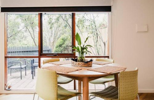 Ocean Grove Casa | Kalinga Retreat - 12pm checkout - walk to Blue Lake