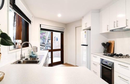 Ocean Grove Casa | Kalinga Retreat - 12pm checkout - walk to Blue Lake