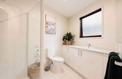 Ocean Grove Casa | Kalinga Retreat - 12pm checkout - walk to Blue Lake