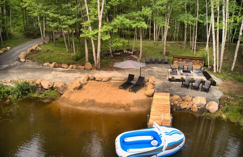 Lac-Superieur Chalet De Esquí | KALLM - Mont-Tremblant Chalet, with Hot Tub, Pond and beach on 7 acre estate
