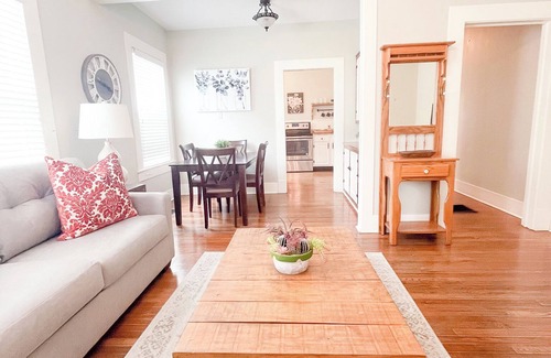 Laurel Apartamento | Kalmia Suite A - Centrally Located Downtown